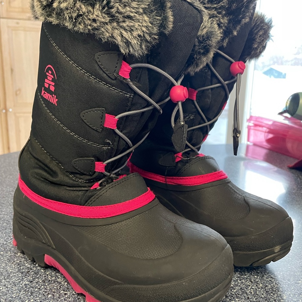 Girls size 6 Kamik snow boots. Like new!